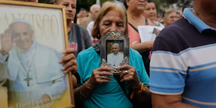 Vaticano publica la primera foto del papa Francisco desde que fue hospitalizado