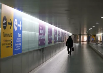 Incendio en aeródromo en Londres afecta a miles de pasajeros y vuelos de todo el mundo