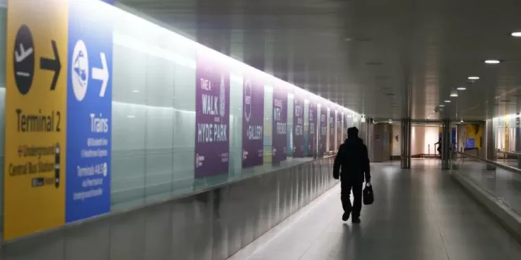 Incendio en aeródromo en Londres afecta a miles de pasajeros y vuelos de todo el mundo