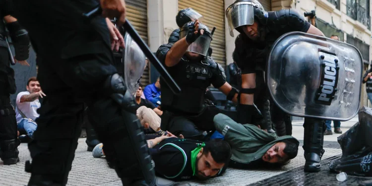 Protesta de jubilados en Argentina termina con enfrentamientos y detenciones