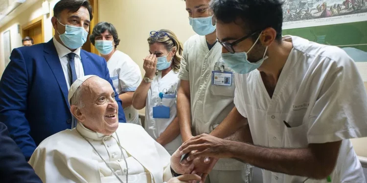 Mejoró la sanidad del papa Francisco, según ecografía de este miércoles; aún no hay fecha de alta médica