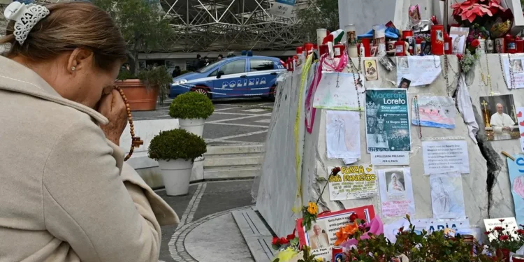 El papa recibe tratamiento de fisioterapia tras pasar otra noche “tranquila” en el clínica