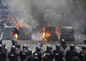 Hinchas del fútbol argénteo se unen a jubilados en tensa protesta en Buenos Aires