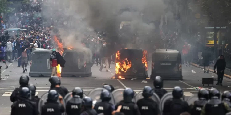 Hinchas del fútbol argénteo se unen a jubilados en tensa protesta en Buenos Aires
