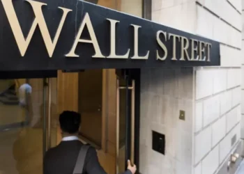 Wall Street cierra en rojo con sacuda por anuncios de Trump