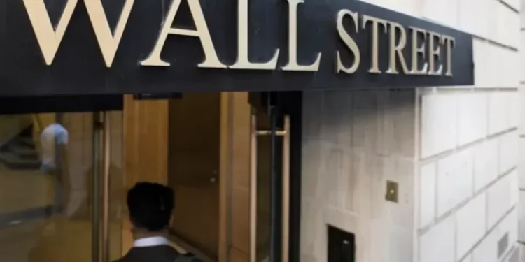 Wall Street cierra en rojo con sacuda por anuncios de Trump