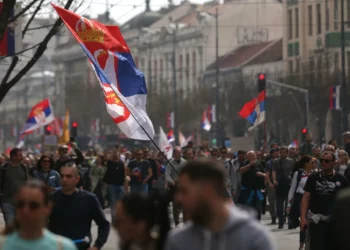 Unos 3000 académicos piden escudriñar “ataque sónico” que disolvió manifestación en Serbia
