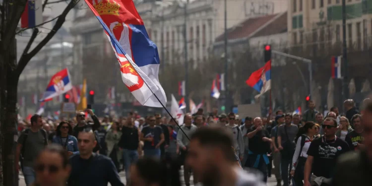 Unos 3000 académicos piden escudriñar “ataque sónico” que disolvió manifestación en Serbia