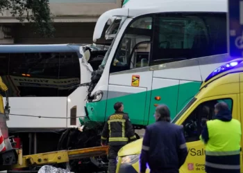 Medio centenar de heridos y cuatro en brazo crítico, tras choque entre dos ómnibus en Barcelona