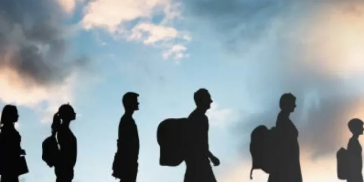 Más allá de las fronteras: cómo la migración a EE. UU. impacta la economía latina