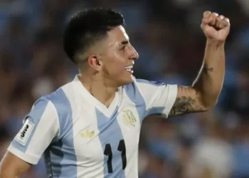 Thiago Almada se viste de Messi y Argentina reina en el Clásico del Río de la pasta