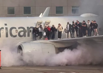 Se incendió el motor de un avión en Estados Unidos y decenas de pasajeros escaparon por pincho de las alas