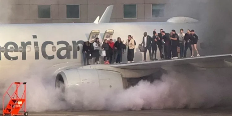 Se incendió el motor de un avión en Estados Unidos y decenas de pasajeros escaparon por pincho de las alas