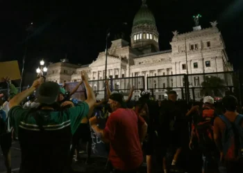 Luz verde a Javier Milei para préstamo del FMI en día de masiva separación en su contra en Argentina