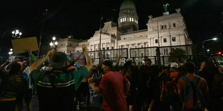 Luz verde a Javier Milei para préstamo del FMI en día de masiva separación en su contra en Argentina