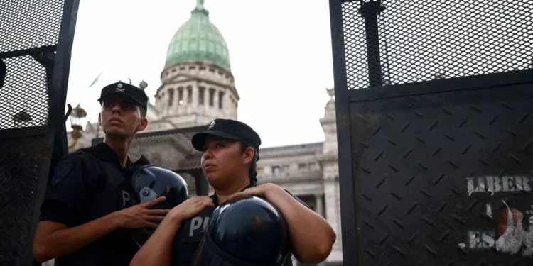 informe marcha de jubilados en Buenos Aires este miércoles: Policía valló el Congreso dos cuadras a la redonda