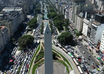 Sin subtes ni semáforos por otro corte de luz, las calles de Buenos Aires se transformaron en un caos para ir