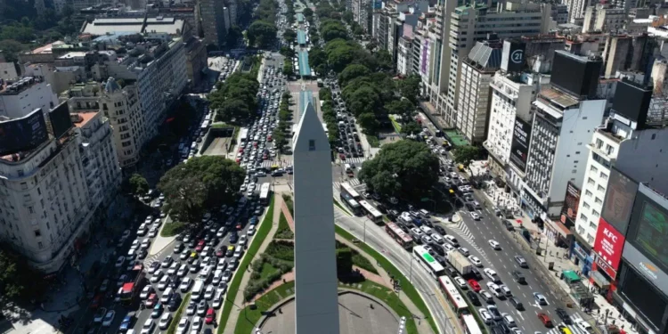 Sin subtes ni semáforos por otro corte de luz, las calles de Buenos Aires se transformaron en un caos para ir
