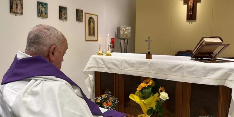 El Vaticano publica la primera foto del papa Francisco desde su hospitalización