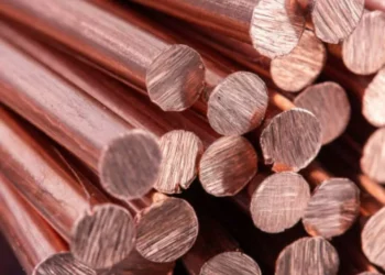 Amenaza de aranceles dispara al cobre en la rugosidad de metales de Londres