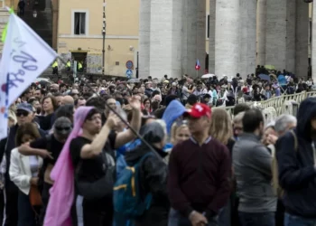 Miles de fieles dan el último adiós al papa Francisco