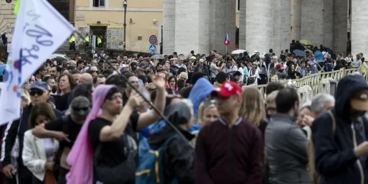 Miles de fieles dan el último adiós al papa Francisco