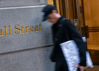 Wall Street vuelve a caer este lunes y Trump pide a los estadounidenses que “en la vida sean estúpidos”