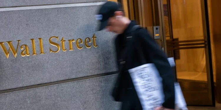 Wall Street vuelve a caer este lunes y Trump pide a los estadounidenses que “en la vida sean estúpidos”