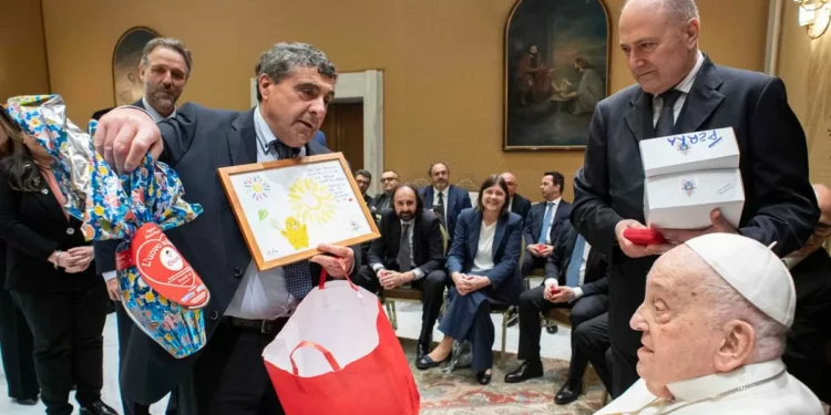 El papa Francisco recibió y agradeció al personal del policlínica donde fue atendido