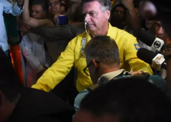 Bolsonaro está ‘estable’ en UCI, a posteriori de una operación de doce horas