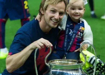 Rakitic flipa con el Barça de Flick