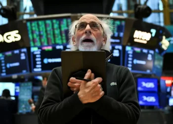 Vuelven a aterrizar las bolsas europeas y el dólar se desploma por la guerra comercial que inició Trump