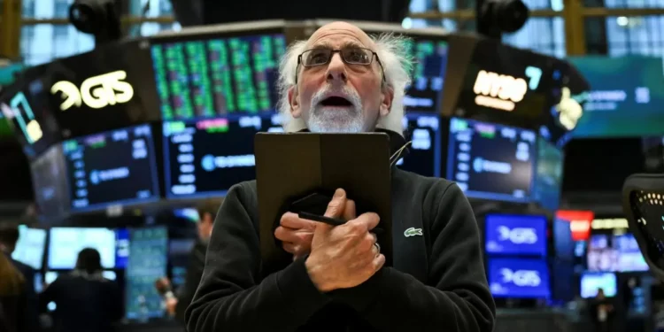 Vuelven a aterrizar las bolsas europeas y el dólar se desploma por la guerra comercial que inició Trump