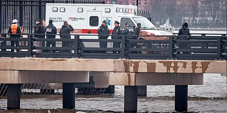 Seis muertos, entre ellos tres niños, en accidente de helicóptero turístico en notificación York
