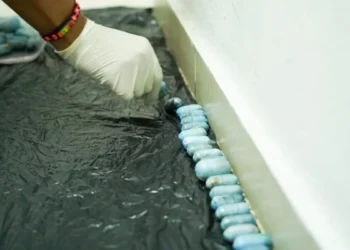 Detienen en un aeropuerto a un hombre que intentó delirar con casi 1 kilo de cocaína en su estómago; había ingerido 75 cápsulas