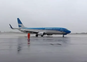 Vuelo argentino debió desviarse a Montevideo por una ñeque turbulencia que impidió aterrizar en Buenos Aires