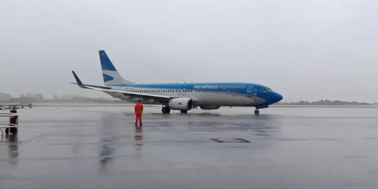 Vuelo argentino debió desviarse a Montevideo por una ñeque turbulencia que impidió aterrizar en Buenos Aires