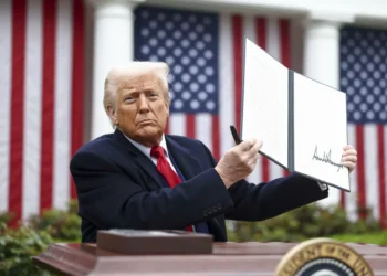 Trump anuncia arancel global del 10 %