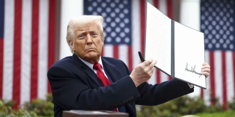 Trump anuncia arancel global del 10 %
