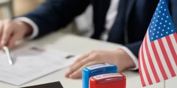 EE. UU. admite que envió por infracción a un salvadoreño a prisión de su país