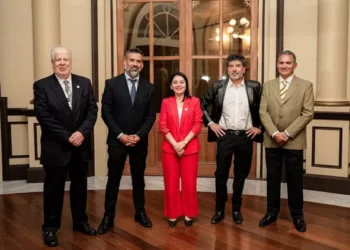 Corporación Cultural de Iquique y Collahuasi lanzan libro sobre restauración emblemática del auditorio Municipal en 1987