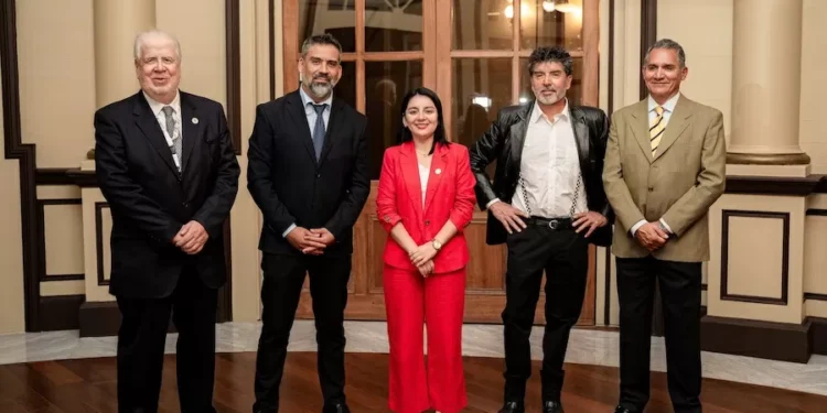 Corporación Cultural de Iquique y Collahuasi lanzan libro sobre restauración emblemática del auditorio Municipal en 1987