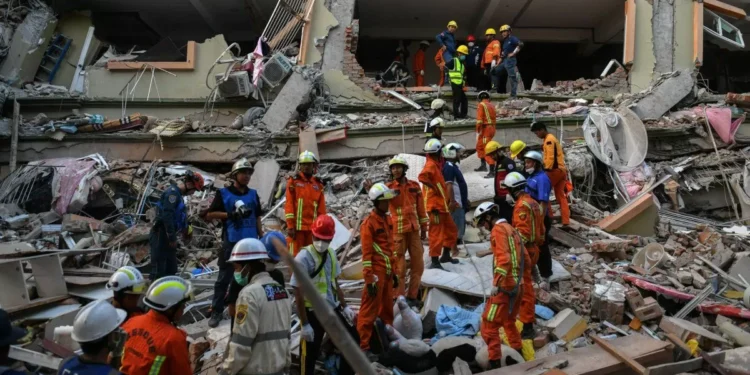 Suben a más de 2.000 los muertos por el sismo en Birmania y se diluye la perspectiva de hallar sobrevivientes