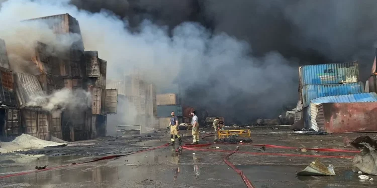 Al aparte 28 muertos y 1.000 heridos en la explosión que devastó el principal puerto de Irán