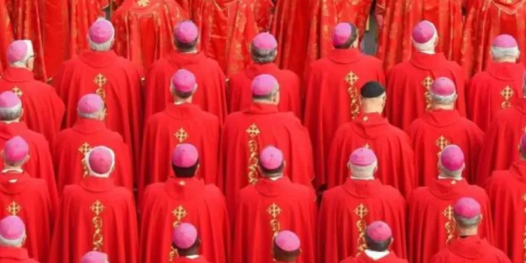 Nombres, edades y nacionalidades de los cardenales que votarán para nominar nuevo papa