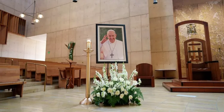 El papa murió de un ictus, según su certificado de defunción; la última esfuerzo de Francisco para su sepulcro