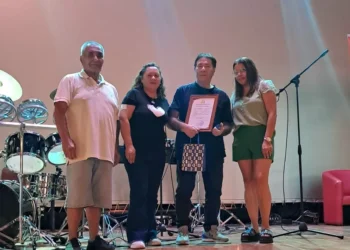 Pampino Hugo Navarro cumplió record mundial: 50 horas tocando batería en el auditorio de la Oficina María Elena