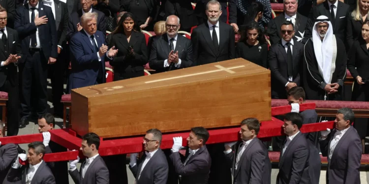 Todas las curiosidades del funeral del papa Francisco: ausencias, lágrimas y errores de fórmula