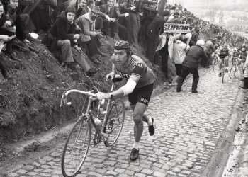 Koppenberg, el muro increíble del Tour de Flandes que obliga a los ciclistas a bajarse de la bicicleta