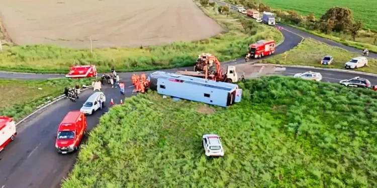 Once muertos, entre ellos segundo niños, en un accidente de ómnibus en el sur de Brasil